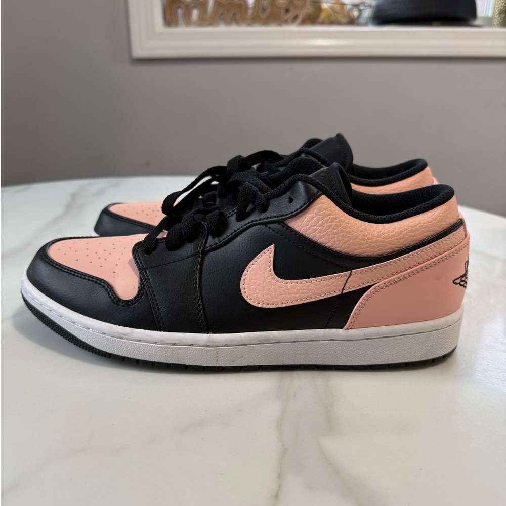 Nike Low-Top Sneakers in Pink and Black